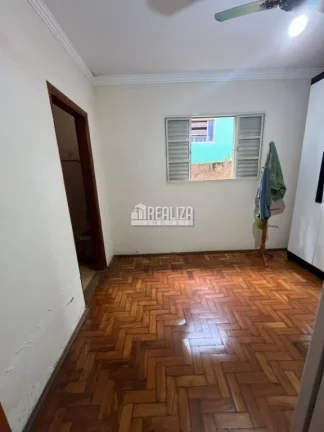 Imagem Vende-se casa no bairro Vila Marilene, com 3 quartos (2 suíte), ar-condicionado, localizada na avenida principal – Igarapava/SP
