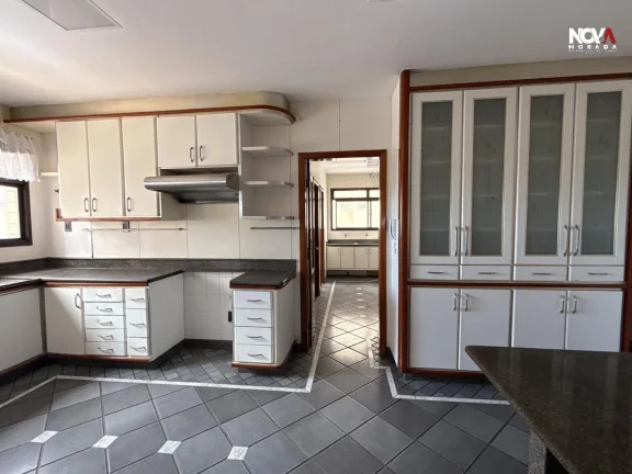 Imagem Apresentamos este amplo e sofisticado apartamento localizado na Praia da Costa, um dos endereços ma...