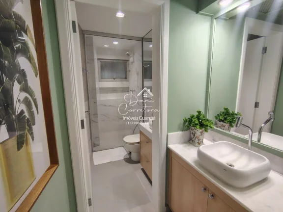 Imagem Apartamento atualizado e reformado com vista para o mar e lazer, 3 quartos com suíte e 2 vagas na Pitangueiras, Guarujá-SP - 165m² de área.
