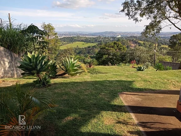 Imagem "Espaçoso Sobrado de 3 Dormitórios com Piscina e Pomar em Belvedere, Atibaia: Uma Oportunidade Imperdível!"