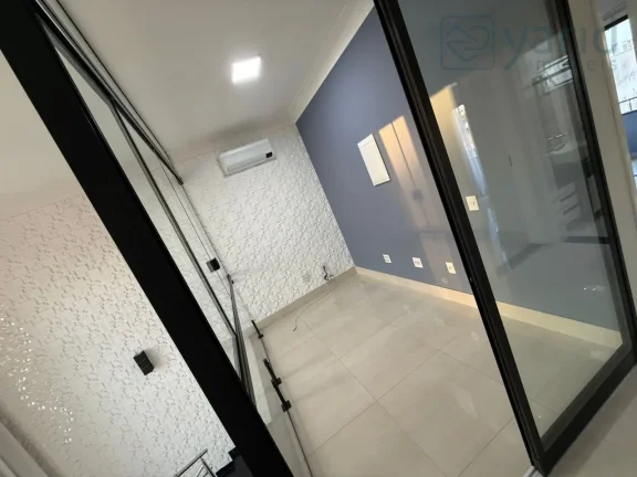 Imagem Casa em Condomínio à Venda em Localização Privilegiada: 3 Quartos, 1 Suíte, 3 Salas, 3 Banheiros, 4 Vagas de Garagem - 205,00 m².