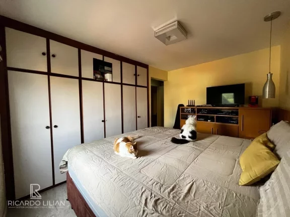 Imagem Apartamento com 2 dormitórios sendo uma suíte, 70m² de area util e uma vaga de garagem coberta.