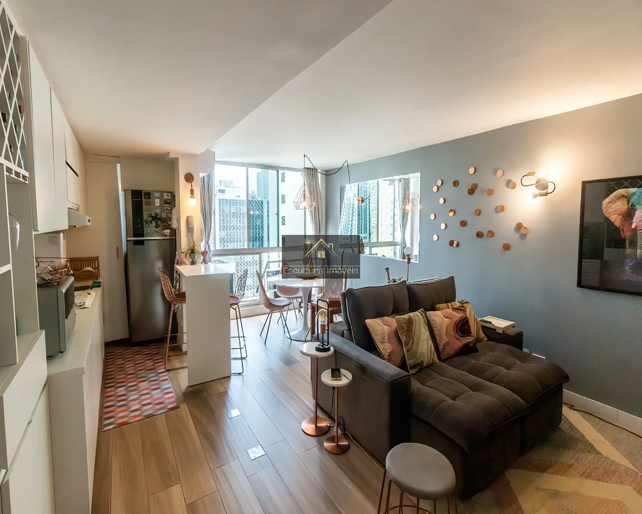 Imagem NO CORAÇÃO DO CHARMOSO BADALADO BAIRRO ITAIM APARTAMENTO DUPLEX 49,32 M 1 DORMITÓRIO SUÍTE SALA 2 AMBIENTES COZINHA ABERTA AR-CONDICIONADO 1 VAGA