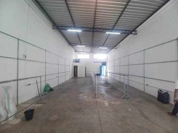 Imagem Galpão Comercial com 200 m2 na Avenida Doutor Américo Figueiredo!