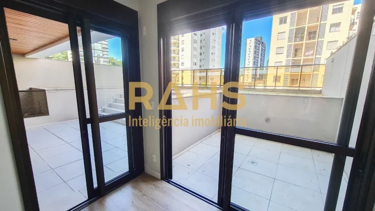 Imagem Amplo giardino no bairro América de Joinville! O Apartamento conta com 3 suítes, 2 salas, 5 banhei...