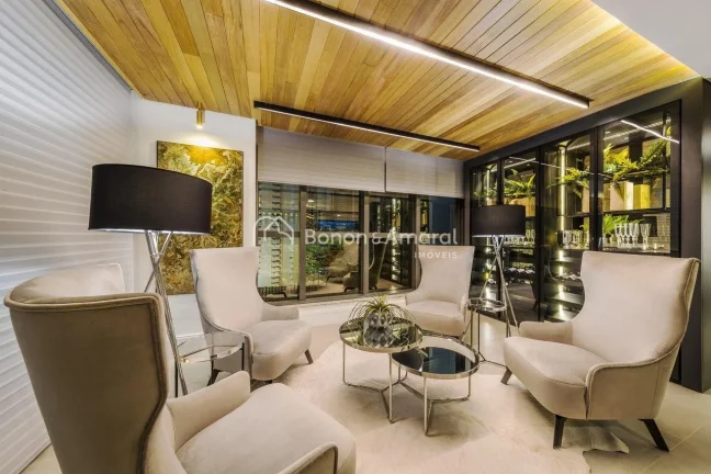 Imagem Magnífico apartamento no Cambuí, no Edifício Le Reve, com 316 m². 

O imóvel possui living para...