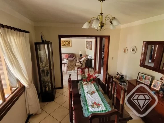 Imagem Casa tradicional, sólida e cheia de história - perfeita para morar!

A Brilhante Imóveis apresent...