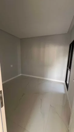 Imagem Sobrado alto padrão com 4 suítes e 2 vagas de garagem em Camboriú/SC