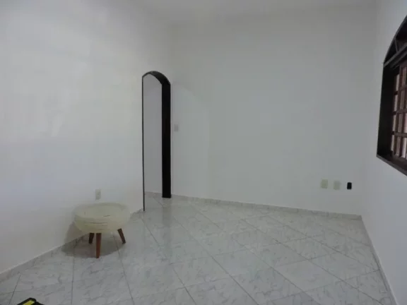 Imagem CASA RECEM REFORMADA EM FRENTE DE UM LAGO