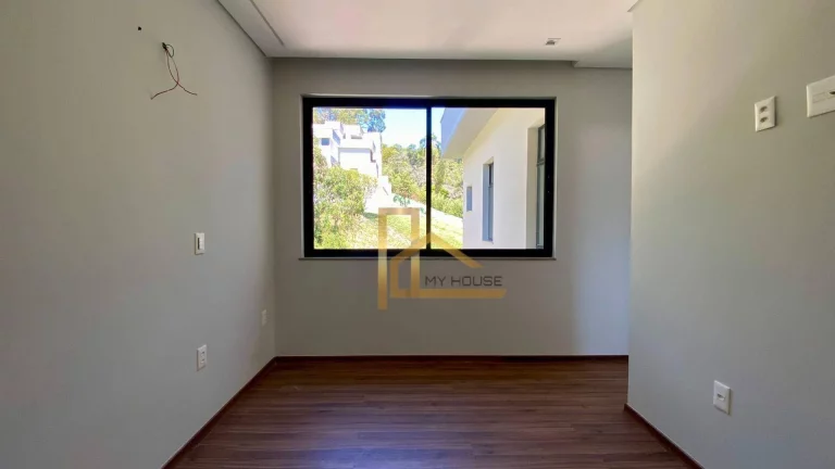 Imagem Casa de Alto Padrão, à Venda em Condomínio Fechado no Bairro da Posse em Teresópolis-RJ