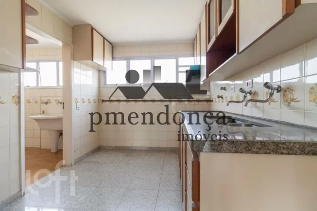Imagem Lindo apartamento no último andar, com uma bela vista, planta espaçosa e muita luminosidade natura...