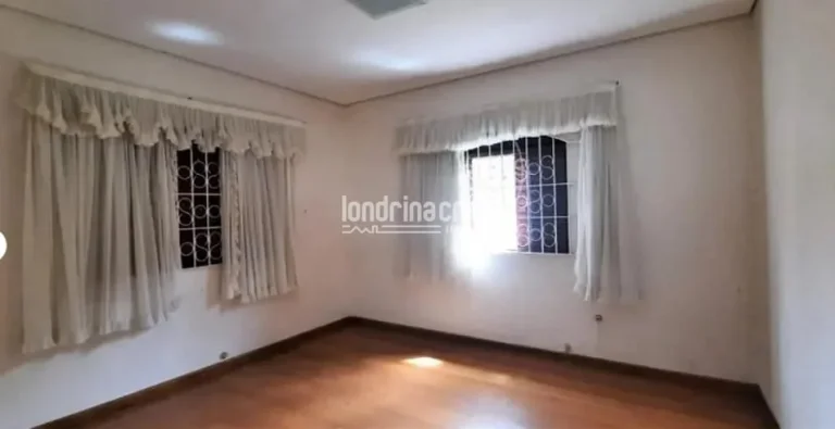 Imagem Casa no Centro de Londrina com amplo terreno de 562m², galpão nos fundos, quintal coberto e árvores frutíferas: fruta do conde, graviola e jabuticabeira.