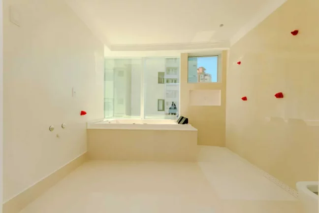 Imagem Apartamento com 3 suítes e 3 vagas de garagem em Balneário Camboriú