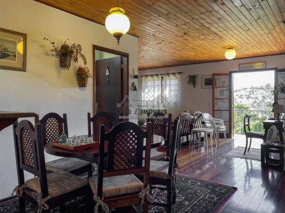 Imagem Apartamento 3 Dormitórios à Venda em Campos do Jordão | com Lareira