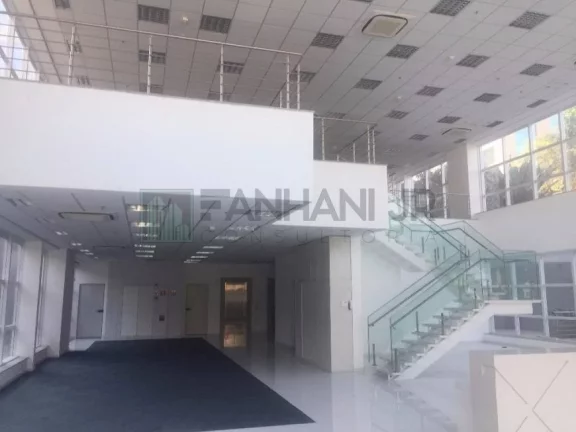 Imagem Venha se encantar com este imóvel de alto padrão, perfeito para sua empresa! Com uma fachada revestida em vidro sobre estrutura metálica, este prédio