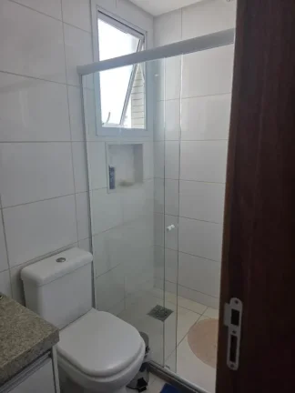 Imagem Vende apartamento de 2 quartos com 70m², incluindo 1 suíte e 1 banheiro social com 3 vagas de garagem.