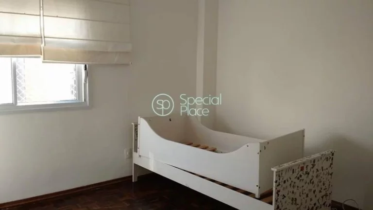 Imagem Ótimo apartamento com 144m², na Rua Urimonduba, Itaim Bibi. Living amplo com grandes janelas propo...