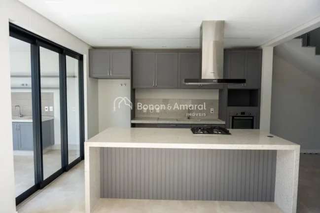 Imagem Sobrado em condomínio com 235m² de área construída.
São 3 dormitórios, sendo 3 suítes amplas ...