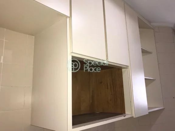 Imagem 56 metros 2 quartos Um deles possui armário embutido 2 banheiros Sacada Área de serviço Carpete d...