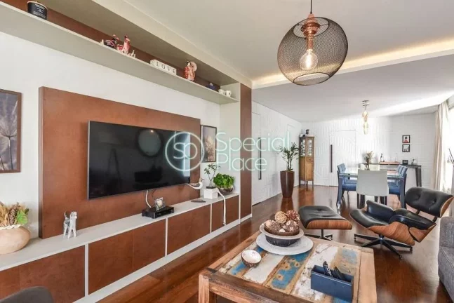 Imagem Apartamento com 183m² totalmente reformado, super amplo, com muita luz natural, muito arejado em Mo...
