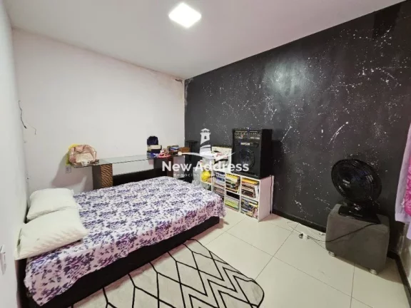 Imagem Duas casas com entradas independentes, 200m² de área construída. Ideal para morar com privacidade ou garantir renda extra com aluguel.