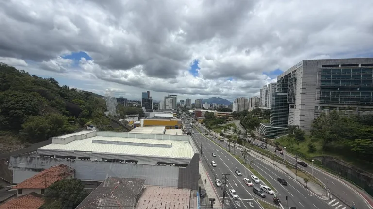 Foto do imóvel: OBS ESTA SALA SERÁ VENDIDA PORTEIRA FECHADA COM AS SEGUINTE MOBÍLIAS: 1 AR CONDICIONADO, 1 MESA REDONDA COM 4 CADEIRAS, 2 MESAS EM L COM 1 CADEIRA CADA, 1 MESA DE CAFÉ, 1 ARMÁRIO PARA DOCUMENTOS E 1 ARMÉRIO DE COZINHA.