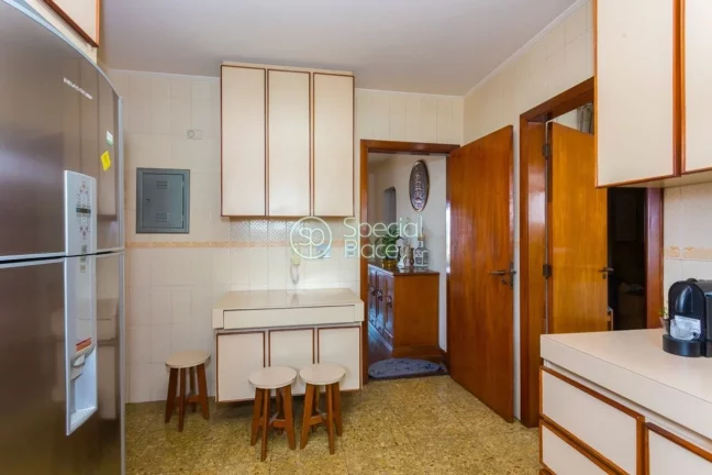 Imagem Ótimo apartamento com 159m2 de área privativa, 4 dormitórios ( 1 suíte ) e 2 vagas na garagem. L...