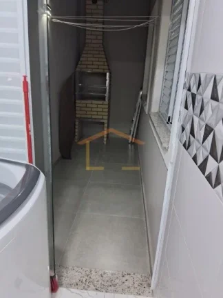 Imagem Casa em condomínio com 2 dormitórios, banheiro, quintal e cozinha equipada com móveis planejados ...