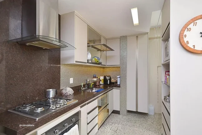 Imagem Localizado no charmoso bairro da Savassi, este apartamento mobiliado oferece uma experiência de mor...