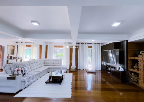 Imagem Imóvel de luxo em Cotia-SP: Casa à venda ou locação com 7 quartos, 5 suítes, 3 salas e 2.500 m² de área em Chácaras dos Lagos.