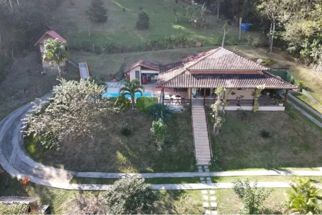 Imagem Sítio com três dormitórios e piscina em Saquarema.