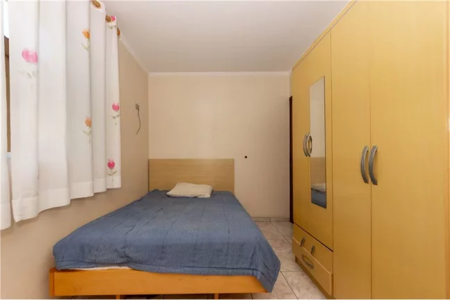 Imagem Encantadora Casa de 175m² com 4 Dormitórios e 2 Vagas na Garagem em Taipas, São Paulo
