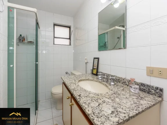 Imagem Apartamento na Pompéia, com 3 dormitórios, 1 suíte, e 2 vagas e dependência de serviço completa. Edifício com Portaria 24 hs, Gerador e Lazer