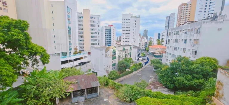 Imagem Graça: 130m², 3 quartos com 1 suíte, andar alto, nascente, vista livre e varanda integrada à sala.
