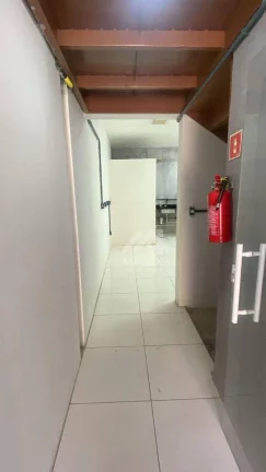 Imagem NOVAS Lojas de Esquina em rua movimentada no bairro Itapuã