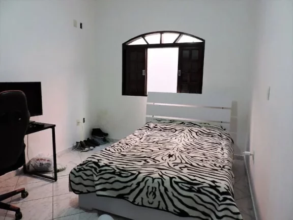 Imagem CASA RECEM REFORMADA EM FRENTE DE UM LAGO