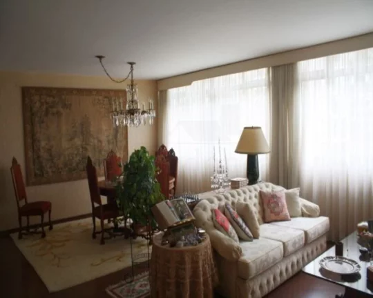 Imagem Apartamento com living amplo com janelas grandes, piso de carpete, 03 dormitórios com armários, co...