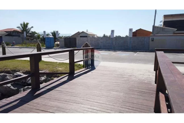 Imagem Terreno plano e murado de frente para o mar na barra de Maricá.