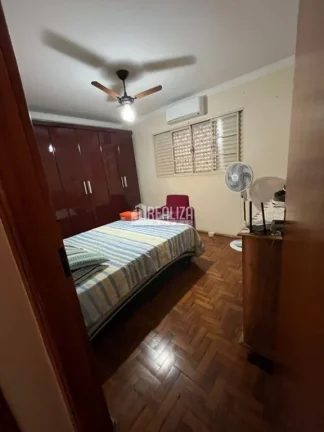 Imagem Vende-se casa no bairro Vila Marilene, com 3 quartos (2 suíte), ar-condicionado, localizada na avenida principal – Igarapava/SP