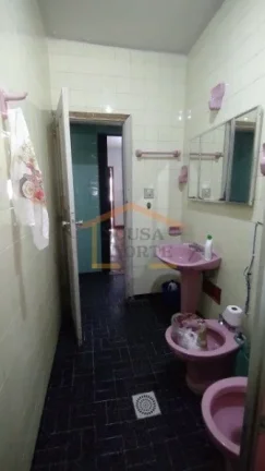 Imagem Casa antiga 2 dormitórios, 1 banheiro, 
1 vaga de garagem e cômodos amplos. Imóvel precisa de ref...