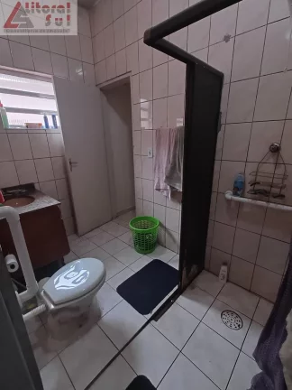 Imagem Imperdível! Casa à venda em Praia Grande-SP, bairro Tupi. 2 quartos, 1 sala, 2 banheiros, 1 vaga de garagem. Agende sua visita!