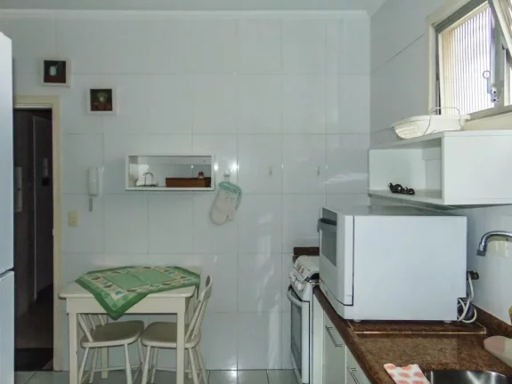 Imagem Pitangueiras - Uma quadra do mar - Totalmente reformado e decorado - Garagem no prédio - Serviço de praia.