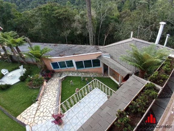 Imagem Casa a venda Com 06 Dormitórios na Região da Minalba em Campos do Jordão.