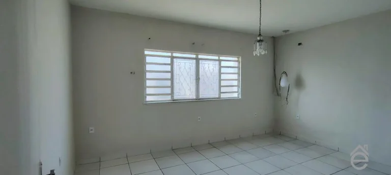 Imagem Casa à venda de esquina na Ponta Grossa, 3/4, sala ampla, garagem e DCE, 323m2