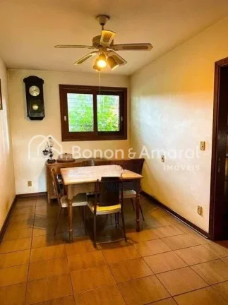 Imagem Bela casa com toque rústico. a residência possui um amplo terreno de esquina com 1.182m² de área...
