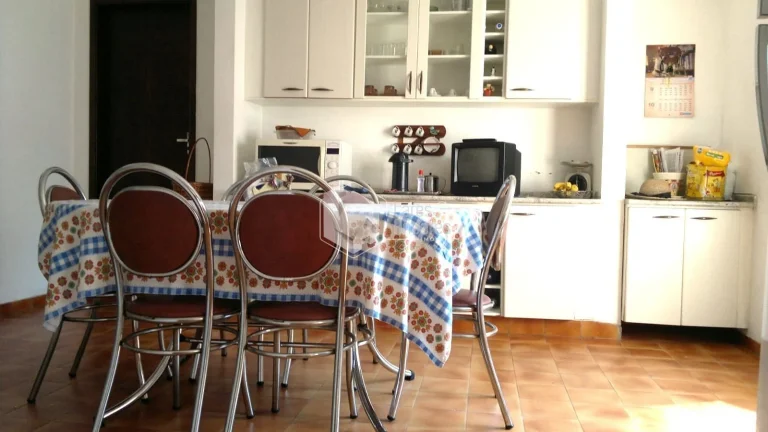 Imagem CASA À VENDA, COM 296M² COM 6 AMPLOS DORMS, COM 2 SUÍTES, 4 SALAS, COZINHA COM PLANEJADOS, CHURRASQUEIRA E 8 VAGAS - TREMEMBÉ - SP
