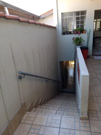 Imagem oportunidade! Ótima casa no centro de Atibaia com 287 m2 de terreno, quintal e porão