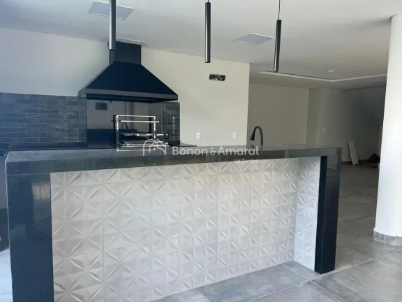 Imagem Linda casa de alto padrão, recém reformada! A residência possui living para vários ambientes, sa...