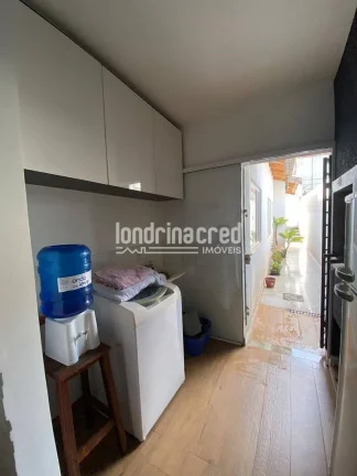 Imagem Ótima casa na Zona Oeste com 3 dormitórios, suíte, 2 vagas de garagem, 77m² construídos e terreno de 184m² em localização em crescimento.