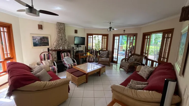 Imagem CASA EM CONDOMÍNIO COM 6 SUÍTES,SALA DE ESTAR E JANTAR,SALA DE TV,30 METROS DA ORLA,3 VAGAS DE GARAGEM